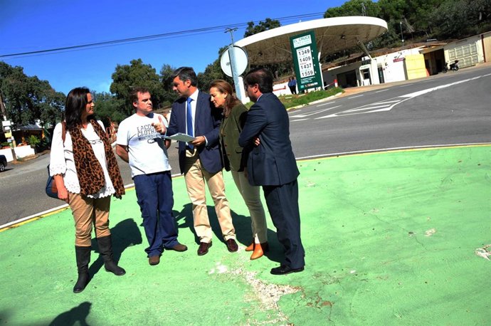 Lorite y Lara (centro) en la glorieta de la carretera