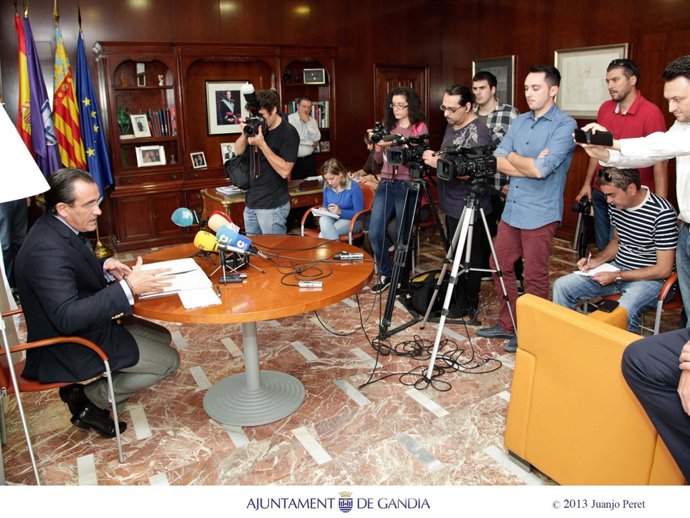 Torró anuncia una querella contra Orengo