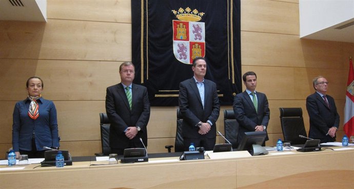 Minuto de silencio en la Comisión de Hacienda de las Cortes