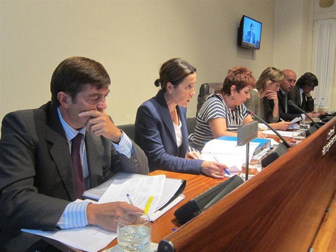 Por la izquierda, Alfonso de Carlos (gerente de Gispasa) y Carcedo en comisión.