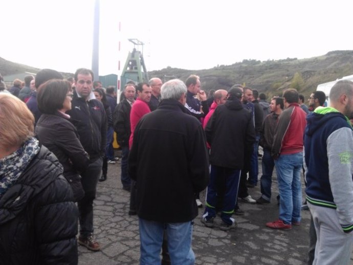 Concentración de mineros a las puertas del pozo Emilio del Valle 