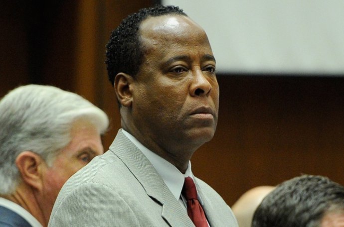 Conrad Murray sale en libertad al cumplir la mitad de su condena
