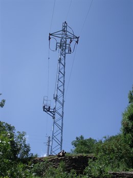 Línea de media tensión que abastece a Sort