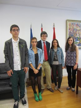 Los cuatro alumnos junto al consejero Iribas. 