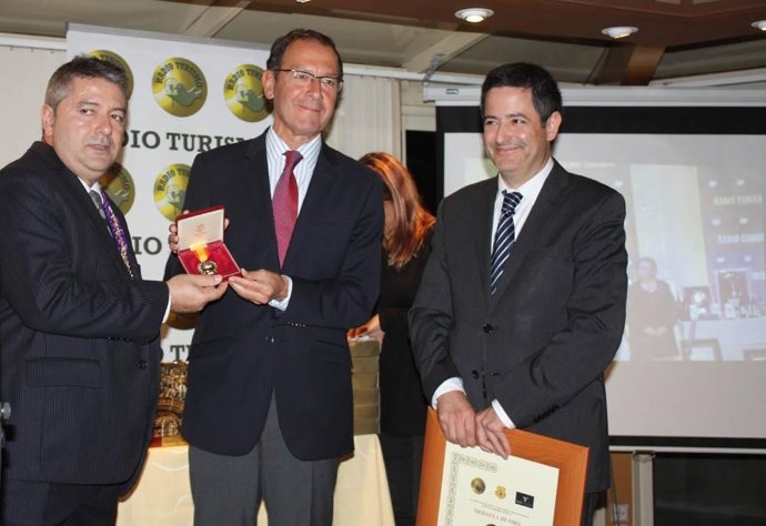 Cámara recibiendo galardón