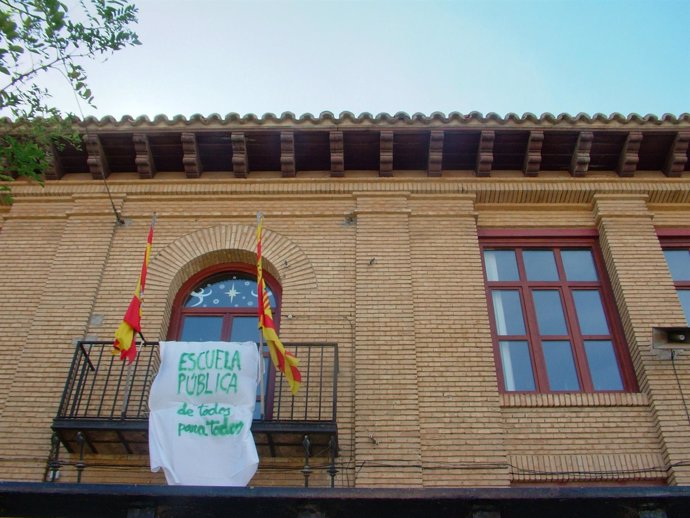 Las dos banderas colocadas en la fachada del colegio de Tauste