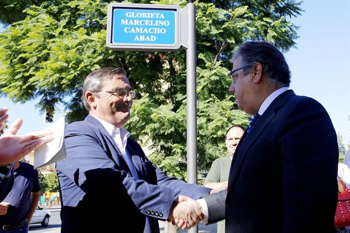 Vidán y Zoido durante el acto de rotulación de la glorieta Marcelino Camacho