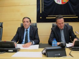 Sáez Aguado (izq), junto a Pedro González, antes de comenzar su comparecencia