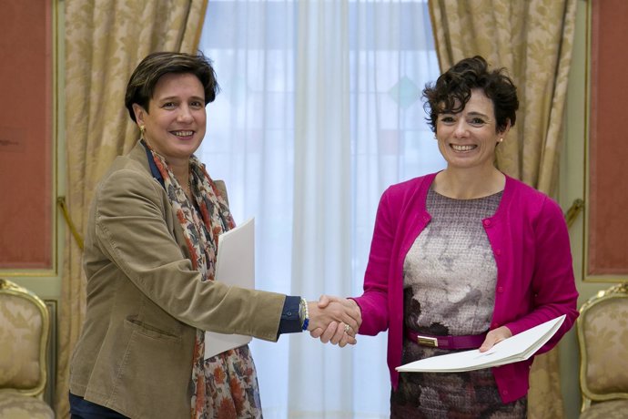 Ana Elizalde e Idoia Nieves firman un convenio.