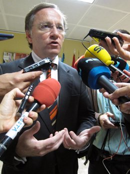 El conseller de Hacienda, Juan Carlos Moragues, atiende a los periodistas.