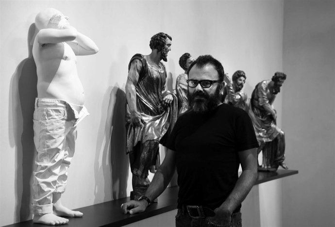 Bernardí Roig junto a sus obras en el Museo de Escultura