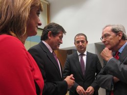 Fernández conversa con Lanaspa, ante Esther Díaz. 