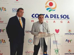 El preisdente de la Diputación, Elías Bendodo junto a Arturo Bernal patronato tu