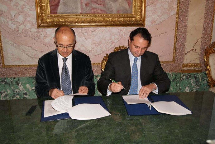 Ruiz Medrano (i) y Arahuetes firman el convenio. 