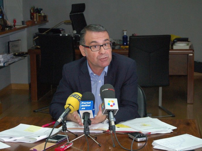 El alcalde de Parla, José María Fraile, durante un encuentro con medios