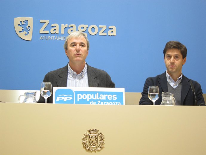 Los concejales del PP, Jorge Azcón y Sebastián Contín, en rueda de prensa