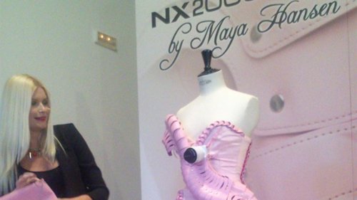 Samsung presenta su cámara NX2000 de la mano de Maya Hansen