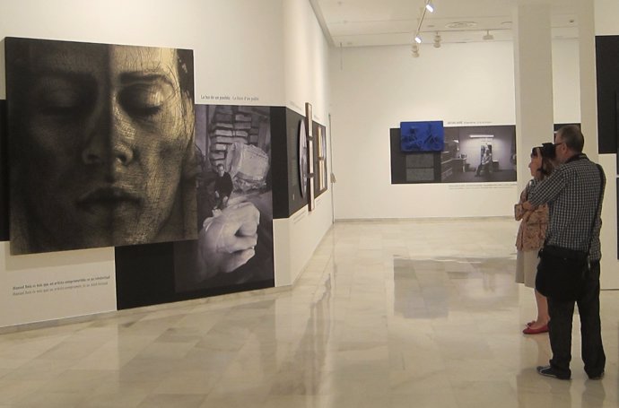 Espectadores en la exposición 'Estudios de arte' en Fundación Bancaja