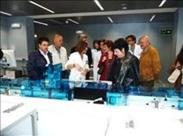 Parlamentarios en el laboratorio central del CHN.