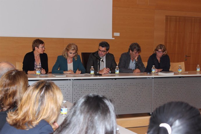 El Alcalde de Alcalá de Guadaíra con los directores de los centros educativos.