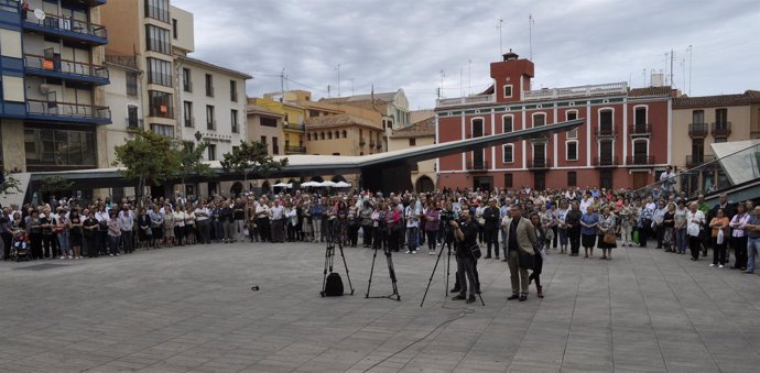 Concentración en Vila-real por el crimen de una mujer y su hijo 