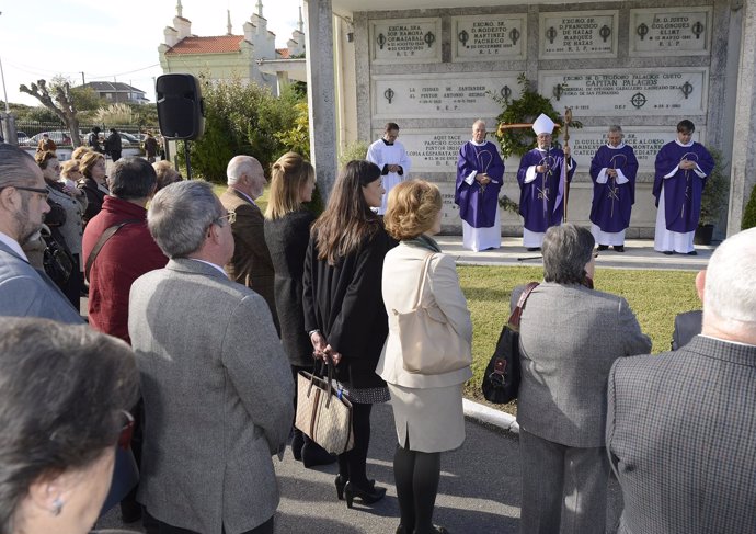 Responso fieles difuntos en el Cementerio de Ciriego