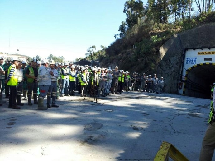 MIneros de Matsa concentrados por la muerte de los compañeros de León