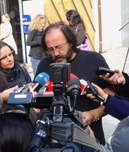 Domínguez atiende a los medios a  las puertas de la Fiscalía de Ávila