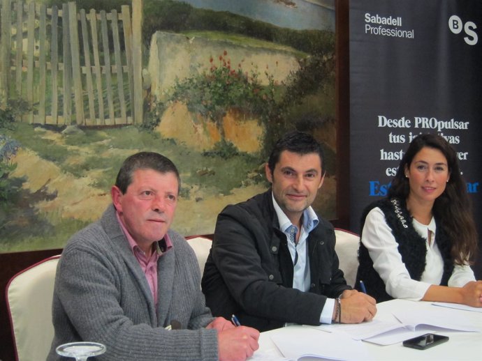 Firma del convenio entre Asociación del Mercado La Esperanza y UTAC