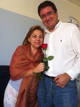 Elena Valenciano recibe visita de Oscar López en el hospital