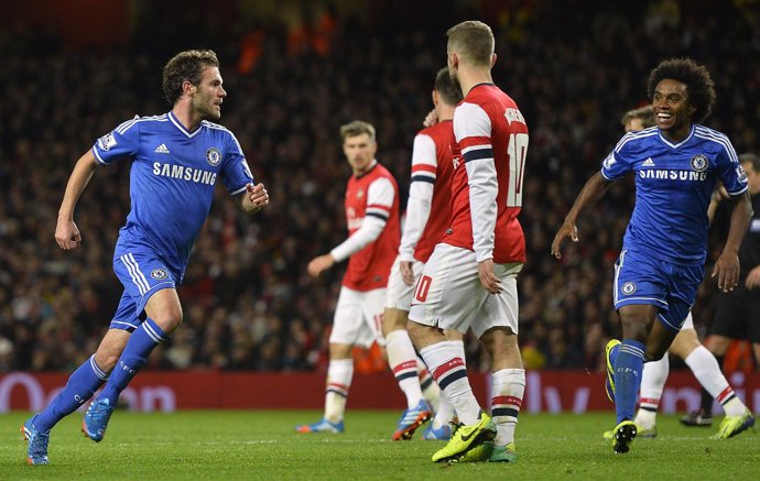 Juan Mata celebra un tanto con el Chelsea