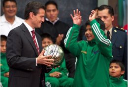 Peña Nieto con niños indígenas