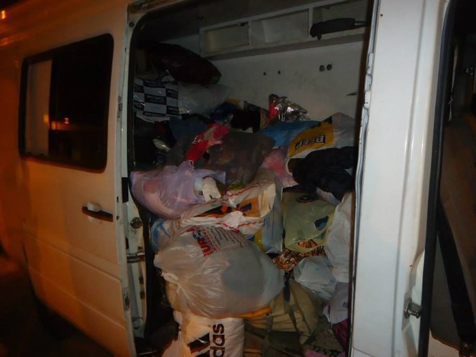 Furgoneta en la que almacenaban la ropa robada en el contenedor de Cáritas