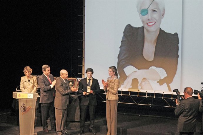 La infanta Elena entrega la Medalla de Oro al Mérito Deportivo  María de Villota