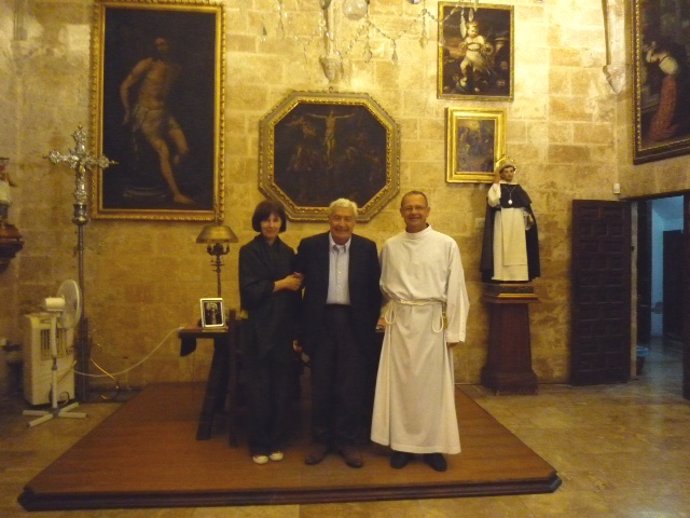 Gianluigi Colalucci y su esposa, Daniela Bartoletti, junto al párroco, Antonio C