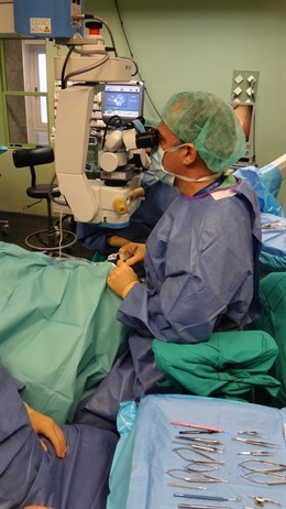 El dr. Jorge Álvarez en plena intervención