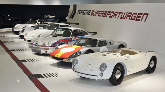 Exposición de deportivos en el museo de Porsche