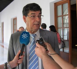 Diego Valderas, en los pasillos del Parlamento