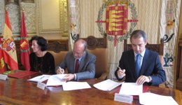Firma del acuerdo entre La Caixa y el Ayuntamiento de Valladolid