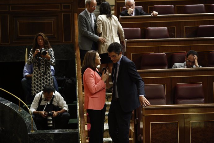 Soraya Rodríguez y Eduardo Madina (PSOE) en el Congreso