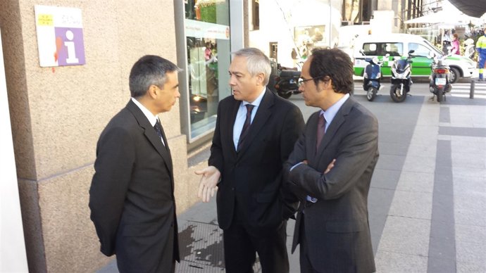 El líder del PSC, Pere Navarro, junto a diputados Soler y Valles