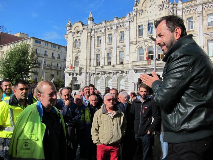 El presidente del comité se dirige a los trabajadores de Ascán