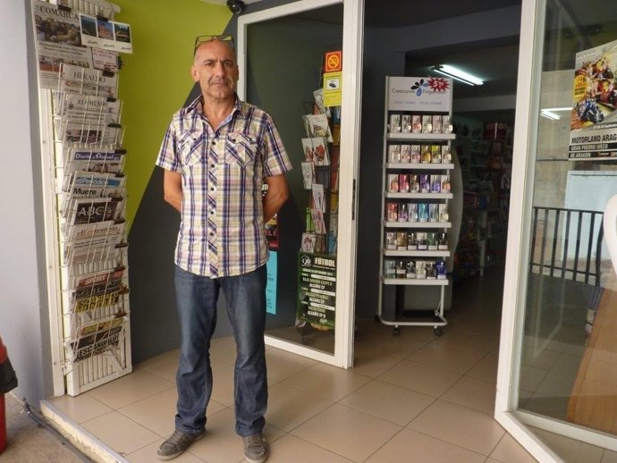 Alfonso Insa regenta desde agosto este kiosco, gracias a la Cámara de Comercio