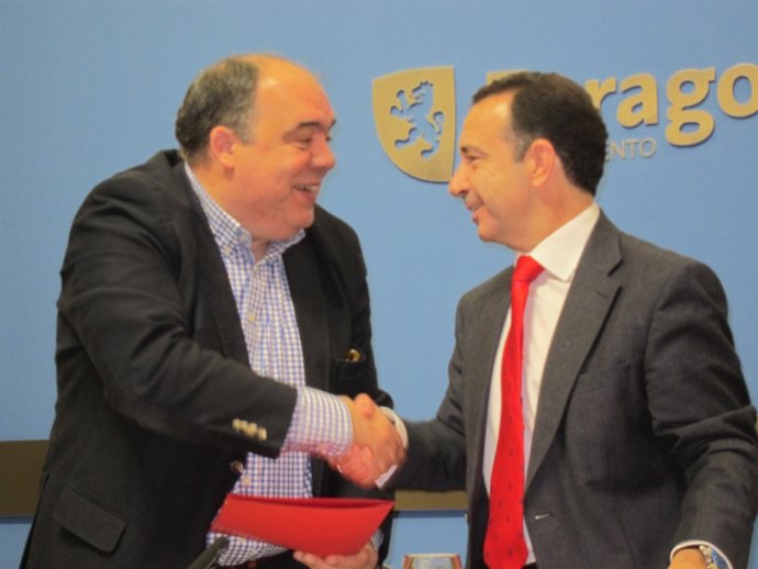 Firma contrato patrocinio Ayuntamiento de Zaragoza y CaixaBank