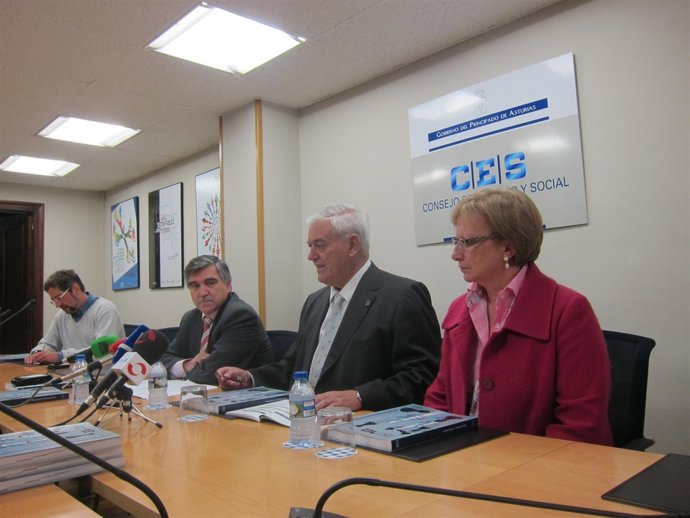 Iglesias (segundo por la izquierda), durante la rueda de prensa. 