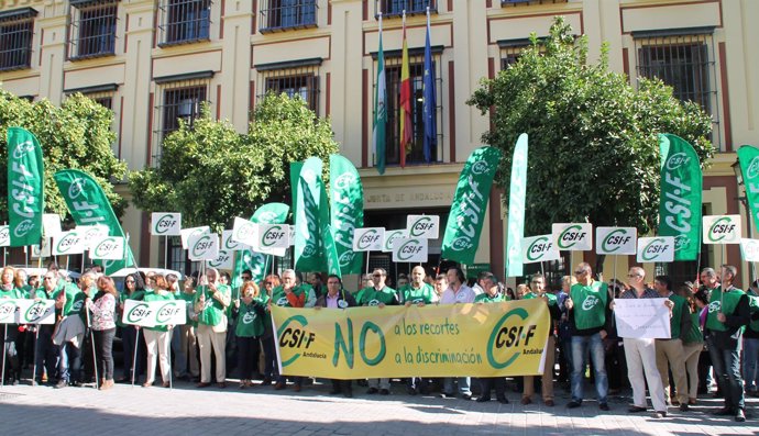 Concentración de CSIF-A en Sevilla contra el "recorte" en las pagas extra