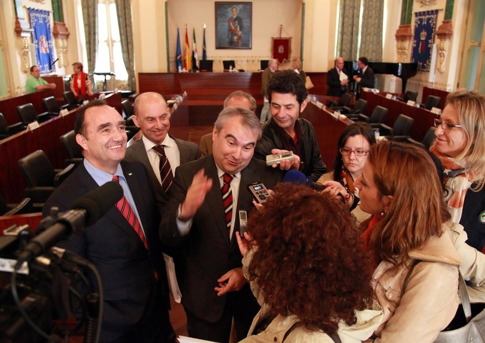 Francisco Javier Fragoso atiende a los medios de comunicación