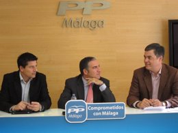 Fran Oblaré, Elías Bendodo y Carlos Rojas en PP Málaga
