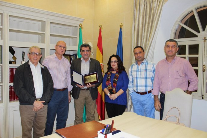 El Alcalde de Alcalá de Guadaíra recibiendo la placa de la Hermandad de Jesús.