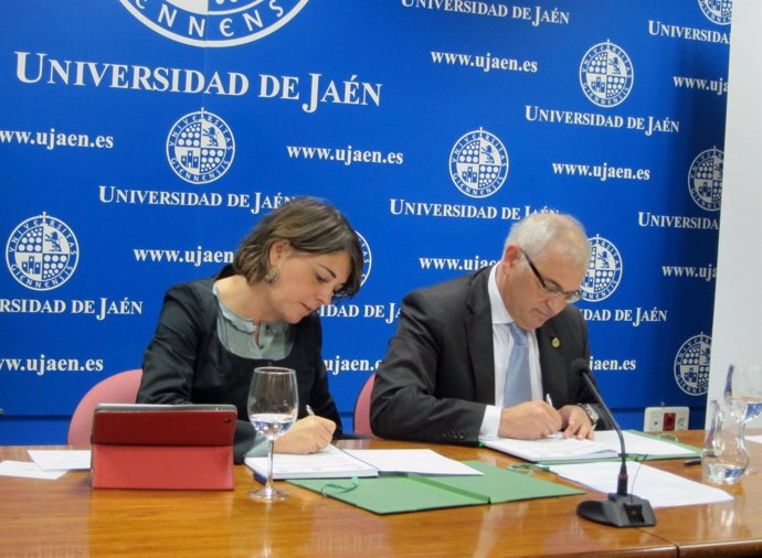 Cortés y Parras firman el convenio de una investigación sobre ahorro energético.